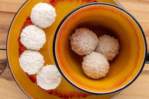 Mehrere Leckere Süßigkeiten Mit Kokosflocken Mit Keramiktasse Und Untertasse Auf — Stockfoto