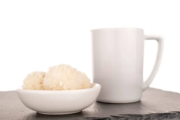 Caramelle Dolci Con Trucioli Cocco Con Piatti Ceramica Bianca Pietra — Foto Stock