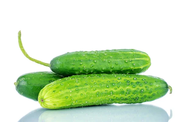 Drie Rijpe Groene Komkommers Macro Geïsoleerd Witte Achtergrond — Stockfoto