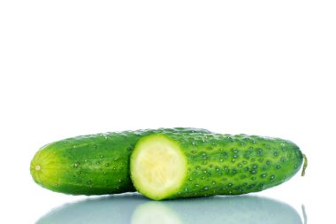 Bir buçuk olgun yeşil salatalık, makro, beyaz arka planda izole edilmiş..