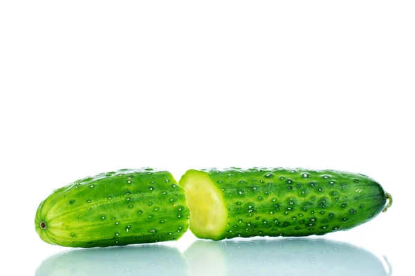 Twee Helften Van Een Rijpe Groene Komkommer Macro Geïsoleerd Een — Stockfoto