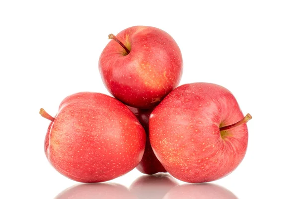 Tres Manzanas Rojas Maduras Macro Aisladas Sobre Fondo Blanco — Foto de Stock