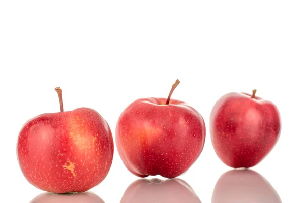 Τρία Ώριμα Κόκκινα Μήλα Μακροεντολή Απομονωμένα Λευκό Φόντο — Φωτογραφία Αρχείου