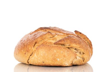 Bir somun karabuğday kokulu ekmek, makro, beyaz arka planda izole edilmiş..