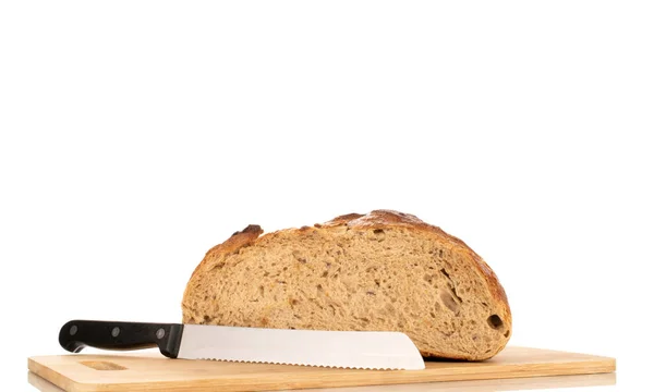 Половина Гречишного Ароматного Хлеба Металлическим Ножом Деревянной Доске Макрос Изолированный — стоковое фото