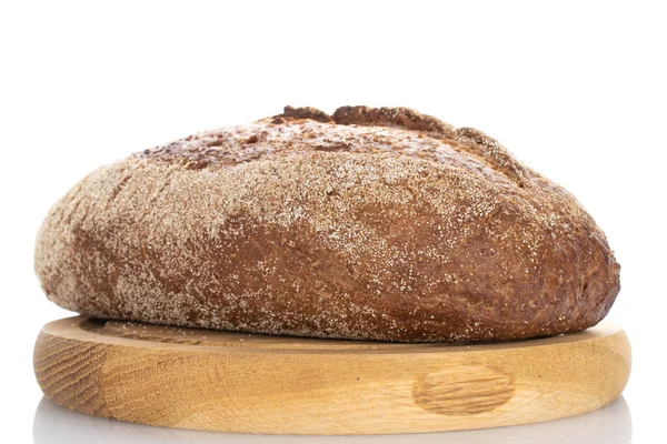 Одна Буханка Свежеиспеченного Гречневого Хлеба Круглом Деревянном Подносе Крупным Планом — стоковое фото