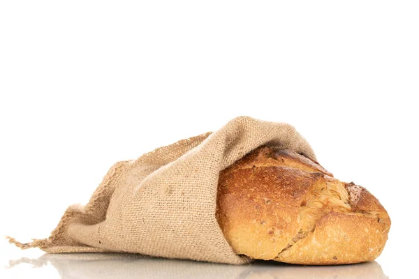 Bir Somun Karabuğday Kokulu Ekmek Jüt Çantalı Makro Beyaz Arka — Stok fotoğraf