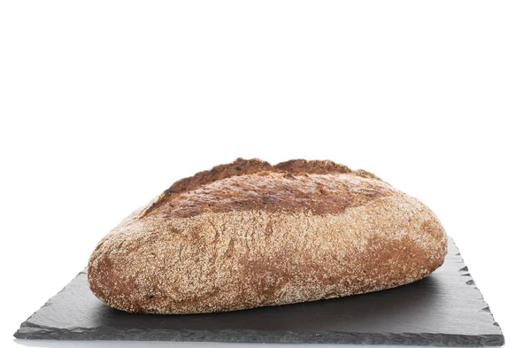 Ένα Καρβέλι Φρεσκοψημένο Ψωμί Φαγόπυρου Μια Πλάκα Κοντινό Πλάνο Απομονωμένο — Φωτογραφία Αρχείου