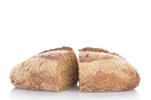 Δύο Μισά Από Ένα Καρβέλι Ευωδιαστό Ψωμί Φαγόπυρου Κοντά Απομονωμένο — Φωτογραφία Αρχείου