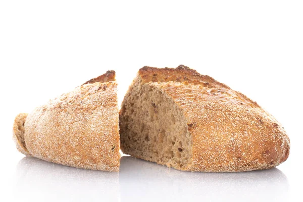 白の上に隔離されたパンのパンの半分 — ストック写真
