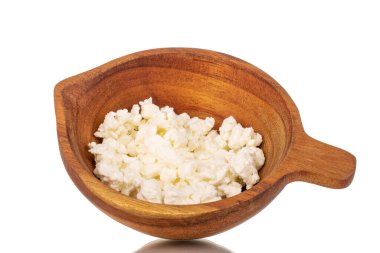 Ahşap bir fincanda mis kokulu süzme peynir, makro, beyaz bir arka planda izole edilmiş..