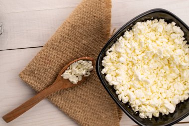 Taze lezzetli, besleyici süzme peynir, yakın plan, ahşap bir masa, üst manzara..