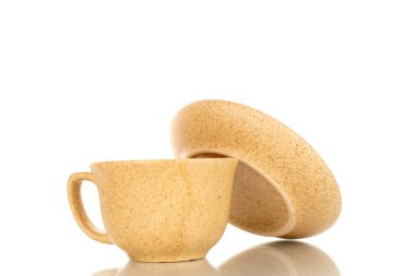 Bir fincan çay tabağı, yakın plan, beyaz arka planda izole edilmiş..