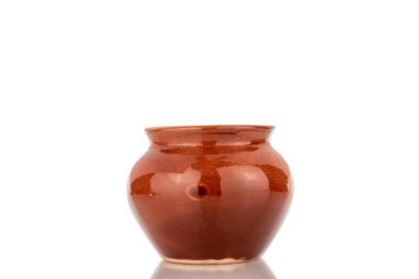 Bir seramik kap, yakın plan, beyaz arka planda izole edilmiş..