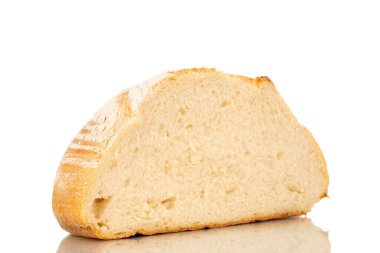 Beyaz arka planda izole edilmiş, taze kokulu beyaz buğday ekmeğinin yarısı..