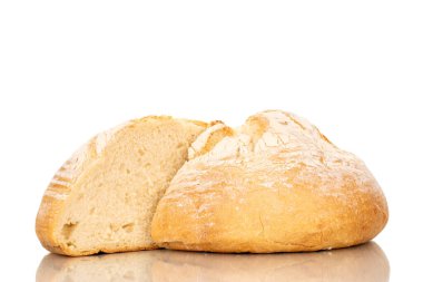 Beyaz arka planda izole edilmiş, taze kokulu beyaz buğday ekmeğinin iki yarısı..