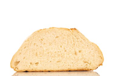 Beyaz arka planda izole edilmiş, taze kokulu beyaz buğday ekmeğinin yarısı..