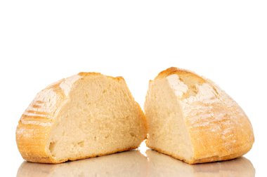 Beyaz arka planda izole edilmiş, taze kokulu beyaz buğday ekmeğinin iki yarısı..