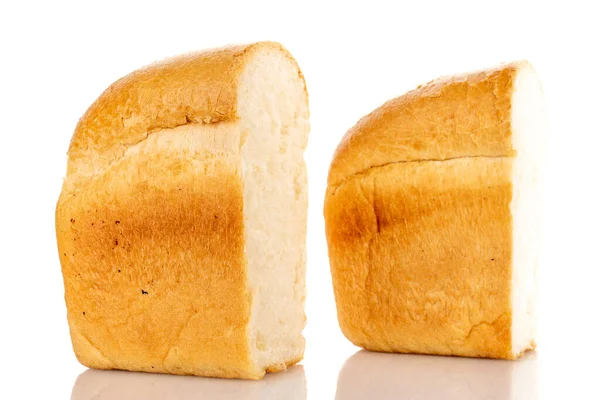 Dwie Połówki Białego Chleba Pszennego Bliska Izolowane Białym — Zdjęcie stockowe