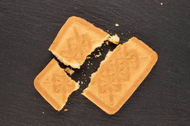 Kırık bir şekerli kurabiye, kayrak taşı, makro, üst görünüm.