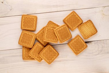 Tahta bir masada birkaç kurabiye, makro, üst manzara..