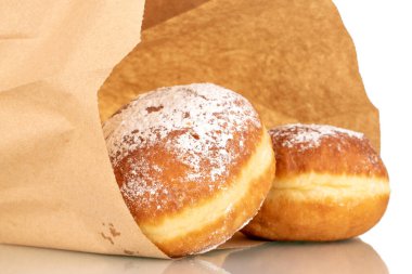 Poşetle doldurulmuş iki tatlı çörek, yakın plan, beyaz arka planda izole edilmiş..