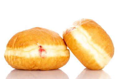 İki taze pişmiş iştah açıcı, lezzetli, kiraz dolgulu tatlı çörek, yakın plan, beyaz arka plan.