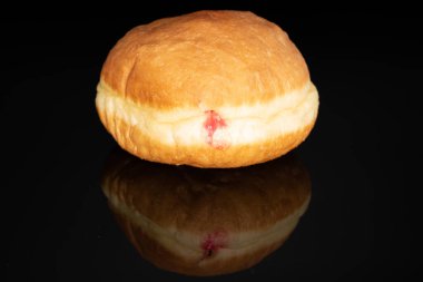 Bir taze pişmiş iştah açıcı, lezzetli, kiraz dolgulu tatlı çörek, yakın plan, siyah arka planda..