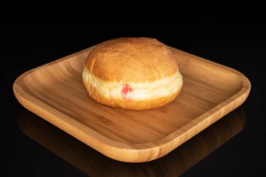 Bir taze pişmiş iştah açıcı, lezzetli, kirazlı tatlı çörek bambu tepside, yakın plan, siyah arka plan.