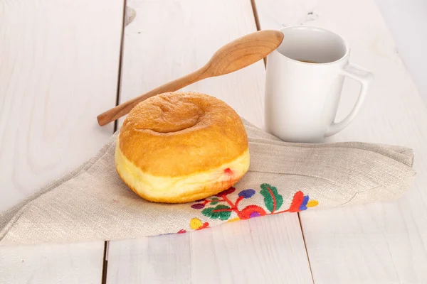 Donut Apetitoso Saboroso Doce Recém Assado Com Recheio Cereja Guardanapo — Fotografia de Stock