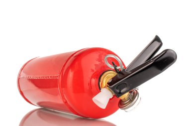 Kırmızı bir yangın söndürücü, makro, beyaz arka planda izole edilmiş..