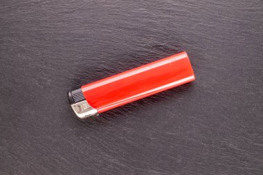 Tahta taşta kırmızı bir çakmak, makro, üst manzara..