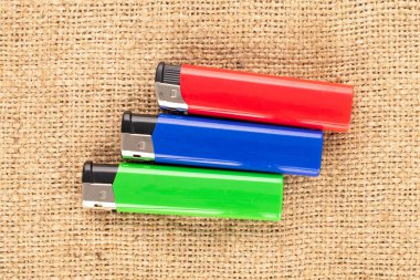 Üç renkli çakmak jüt kumaş, makro, üst görünüm.