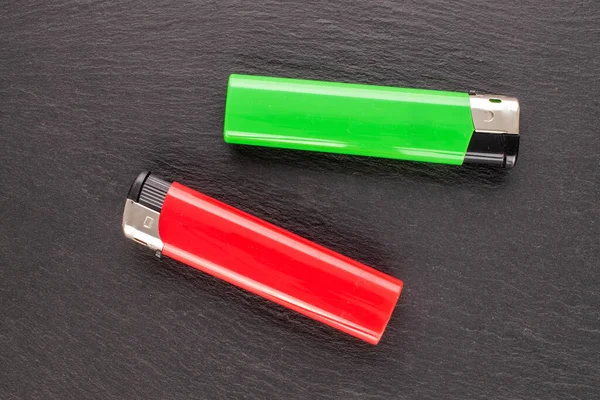 Bir taş üzerinde iki renkli çakmak, makro, üst görünüm.