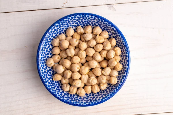 Organic Chickpeas Ceramic Saucer Close White Wooden Table Top View — Stock Photo, Image
