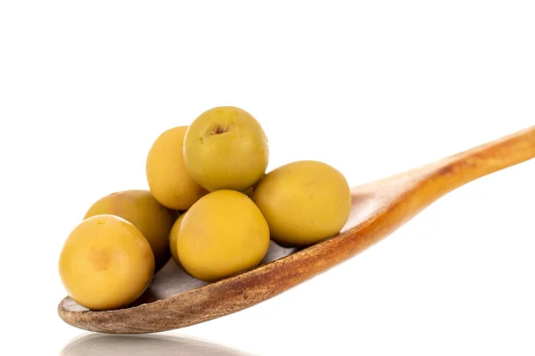 Diverse Olive Verdi Snocciolate Con Cucchiaio Legno Macro Isolate Bianco — Foto Stock