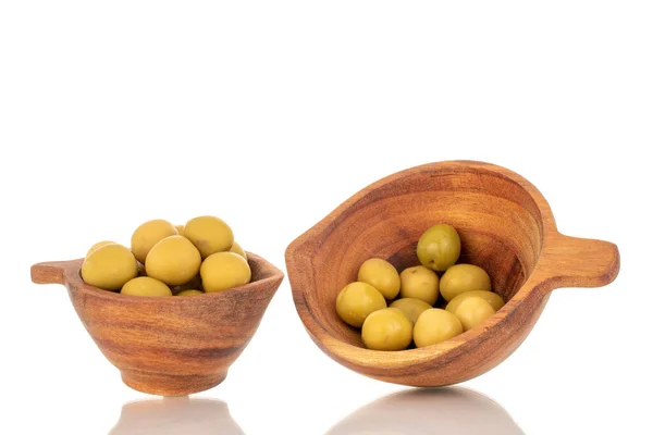 Diverse Olive Denocciolate Verdi Due Tazze Legno Macro Isolate Bianco — Foto Stock