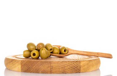 Birkaç baharatlı organik turşulu yeşil zeytin, tahta kaşıkla bambu yuvarlak tepside. Arkaplan beyaz.