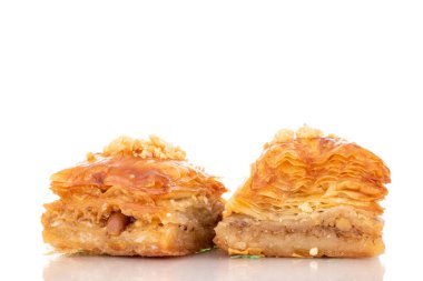 Tatlı baklava klasiği, makro, beyaz arka planda izole edilmiş..