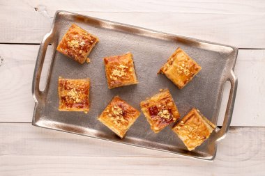 Güzel baklava klasiği, ahşap bir masada metal tepsi, makro, üst manzara..