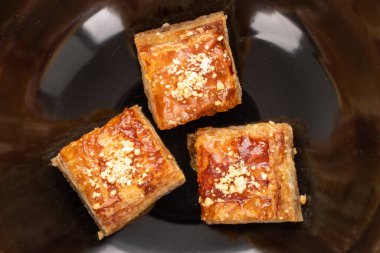 Seramik tabakta tatlı bir baklava klasiği, yakın plan, üst manzara..