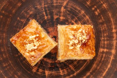 Seramik tabakta tatlı bir baklava klasiği, yakın plan, üst manzara..