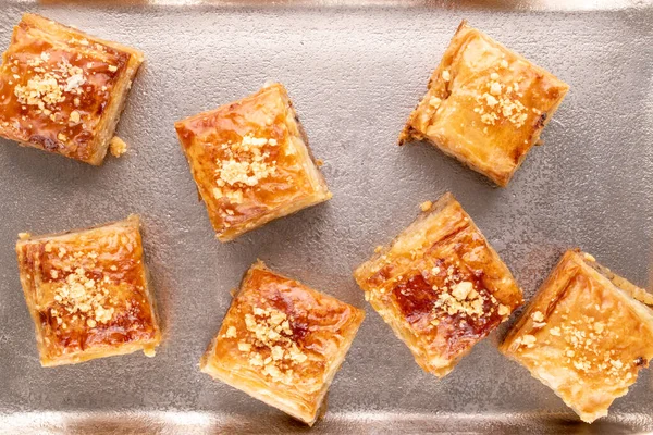 Güzel baklava klasiği, metal tepside, makro, üst manzara..