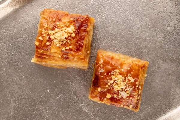 Güzel baklava klasiği, metal tepside, makro, üst manzara..