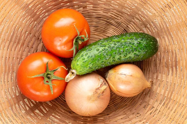 Two Organic Tomatoes Two Onions Cucumber Straw Bowl Macro Top — Stock Photo, Image
