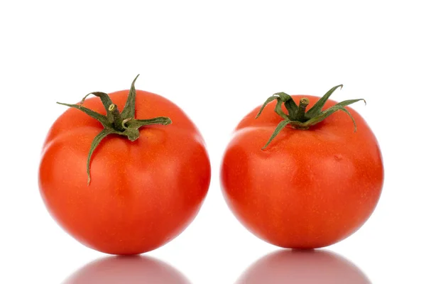 两个红色成熟的西红柿 宏观的 被白色的背景隔开 — 图库照片