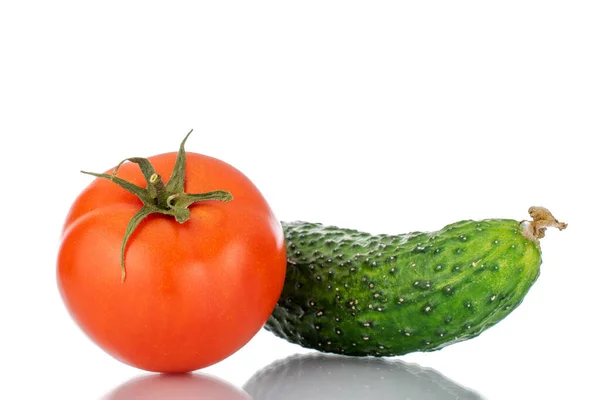 Jeden Dojrzały Pomidor Ogórek Makro Izolowany Białym Tle — Zdjęcie stockowe
