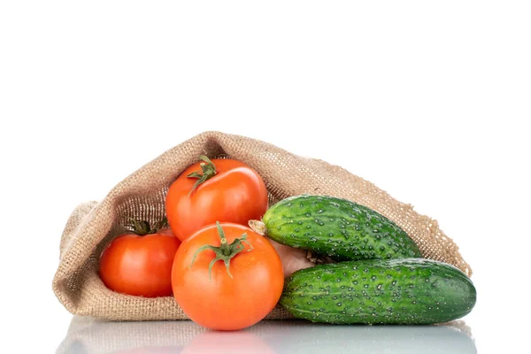 三个成熟的西红柿和两个黄瓜 有一个黄麻袋 宏观的 被白色的背景隔开 — 图库照片