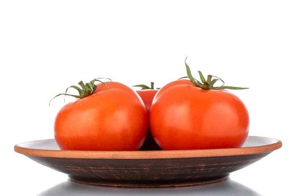 Três Tomates Maduros Vermelhos Prato Barro Macro Isolados Fundo Branco — Fotografia de Stock