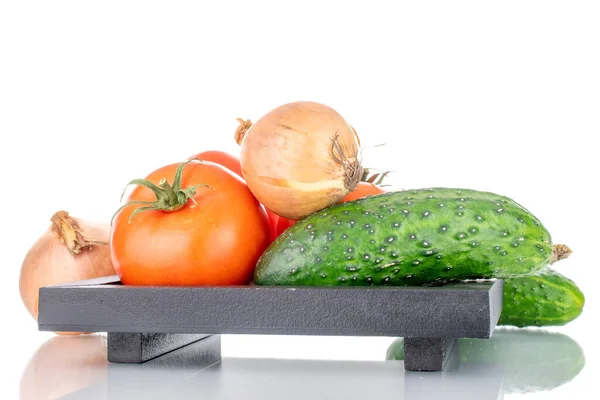 两个成熟的西红柿 两个洋葱和两个黄瓜放在一个木制盘子里 宏观的 白色背景隔离 — 图库照片